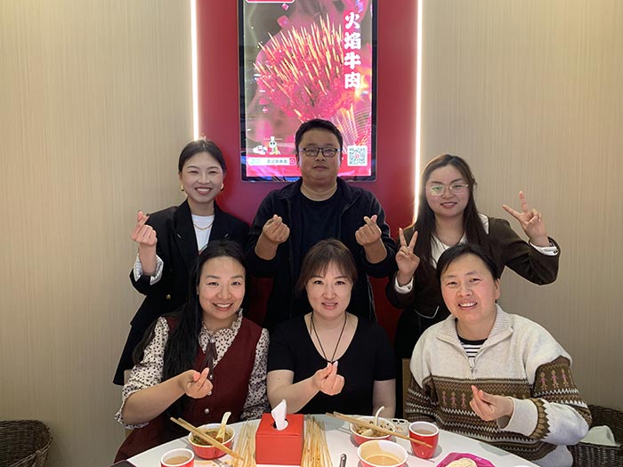 豐盛佳肴聚一堂，團(tuán)建聚餐喜氣洋洋。讓我們齊聚力量，砥礪前行！