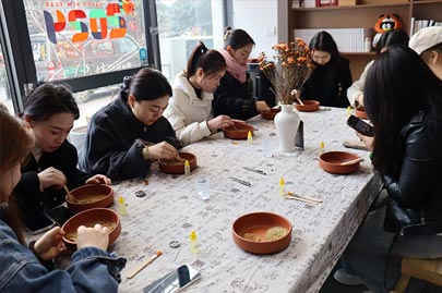河南賽諾威全體女同事“甜蜜女神節(jié)，藝術(shù)DIY”活動(dòng)慶祝3月8日女神節(jié)快樂(lè)！